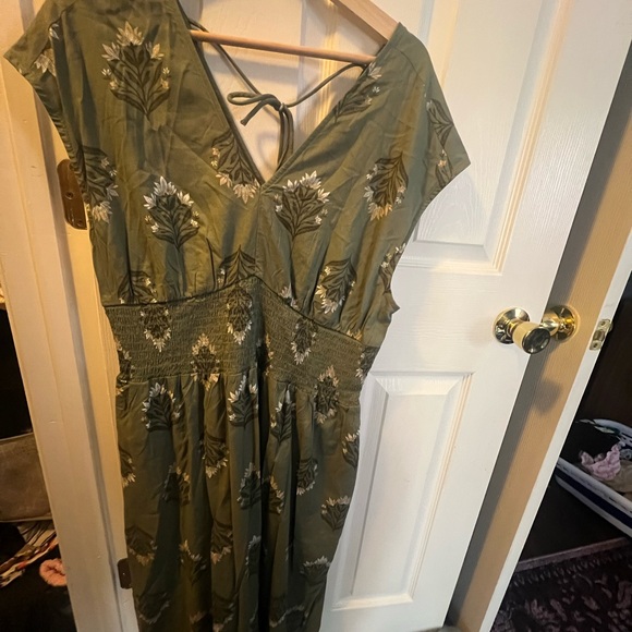 Old Navy Dresses & Skirts - Old Navy Olive Green Floral Midi Dress